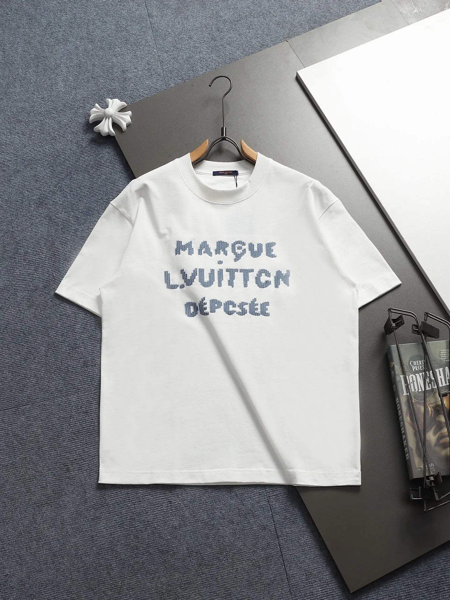 🅿️190 Louis Vuitton/Louis Vuitton English embroidery craftsmanship The large logo is exquisitely upgraded, inspired by the retro embroidery of the 1980s Original fabric Official same style Short-sleeved T-shirt 320g Same vat dyed fabric Very comfortable to the touch The latest brick cabinet synchronization for spring and summer Fashionable and individual Size: S M L XL